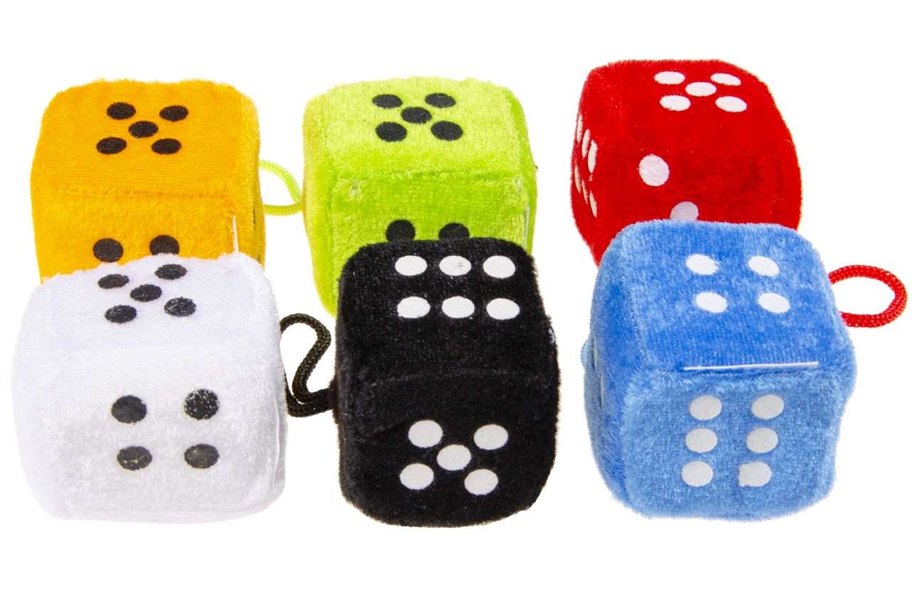 PLUCHE DOBBELSTEEN. 6 KLEUREN